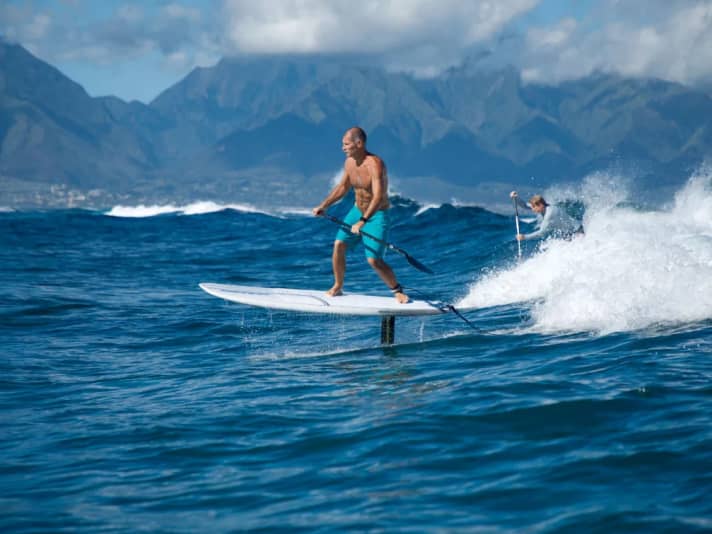 Schwebend surfen: „Foil-SUP ist die Evolution des SUP und macht irre viel Spaß!“, sagt Michi.