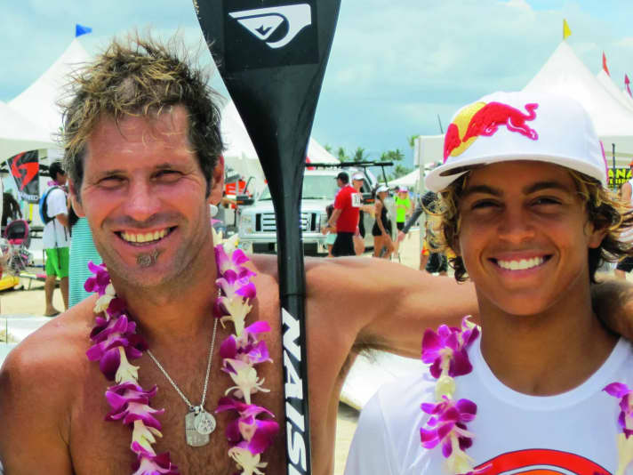 Watermen: Michi mit Naish-Teamfahrer Kai Lenny beim „Battle of the Paddle“-Race in Kalifornien.