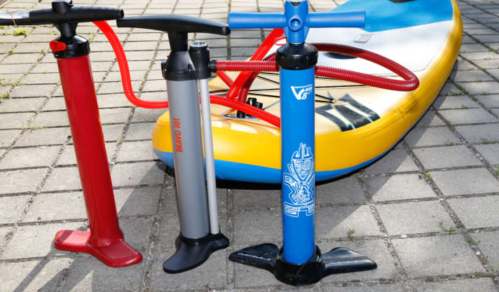   Die Zubehörpumpe (Mitte), behauptet sich gegen aktuelle Serien-Pumpen sehr gut.