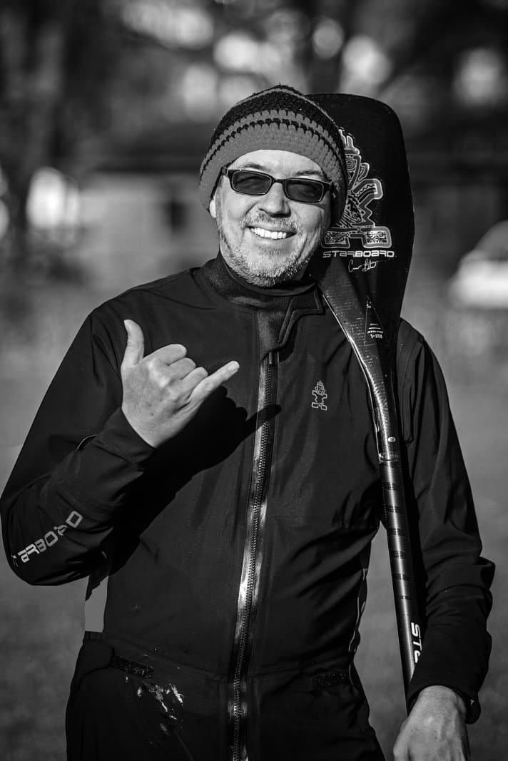   Andy Klotz ist fotografierender Paddler oder doch paddelnder Fotograf? Seit über 30 Jahren unternimmt er abenteuerliche Kajaktouren rund um den Globus. Neuerdings aber bevorzugt er es etwas ruhiger mit dem SUP-Board auf den heimischen Seen.