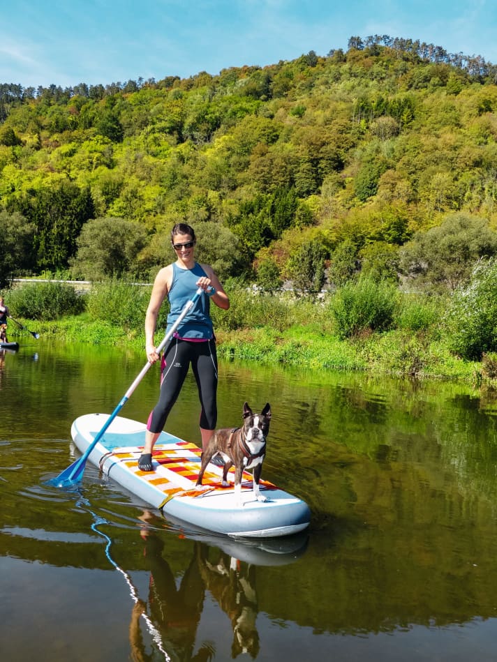 Längst kein außergewöhnliches Bild mehr auf Seen und Flüssen – Mensch und Hund auf gemeinsamer Paddeltour.