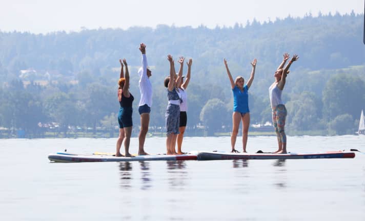 SUP Yoga ist im Rahmen des Yogafestivals Bodensee gleich neun Mal geplant. Hier leitet die Einheit die Festival-Initiatorin, Organisatorin und Yogalehrerin Raphaela Schäufele (rechts).