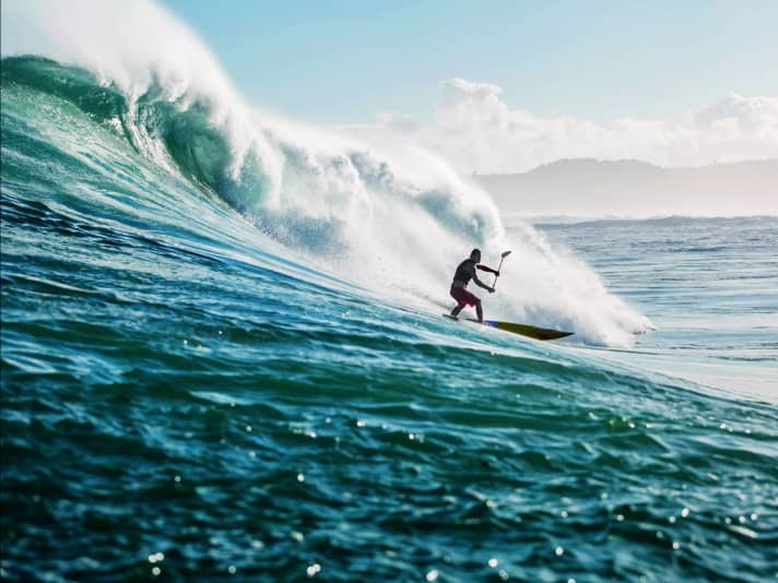 Surfen, wo niemand surft: Michi Schweiger schnappt sich die großen Wellen am Außenriff.