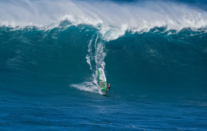 Einmal in Jaws zu surfen, das stand auf Macieks Bucket List, als  er nach Maui flog – und er hatte Glück, einen perfekten Tag zu  erwischen.
