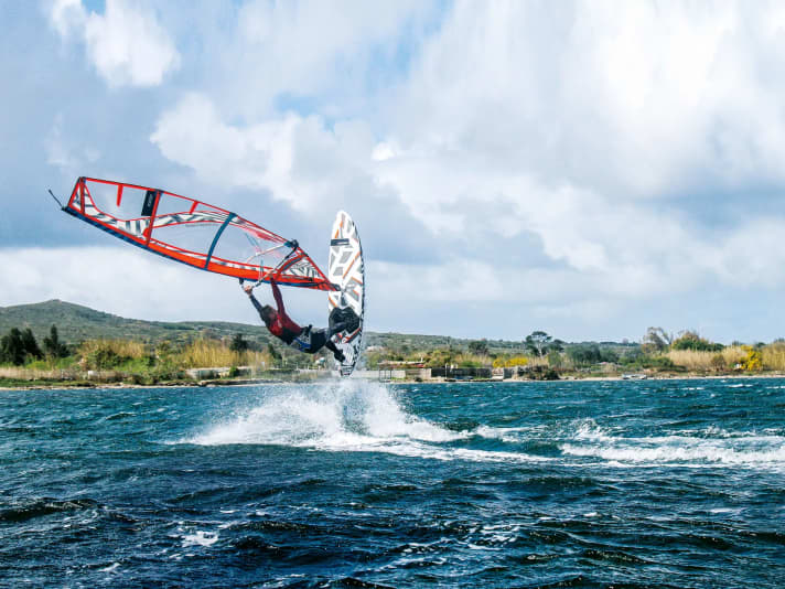 Sant Antioco bietet ein vergleichbares Set-up wie Porto Pollo - eine flache Lagune, viel Wind und sämtliche Infrastruktur für Surfer.
