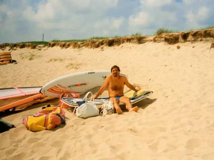 Beachlife in den Achzigern: Als Speedos noch Badehosen hießen und bärtige Männer nicht Hipster. Die Leidenschaft zum Windsurfen blieb aber gleich.
