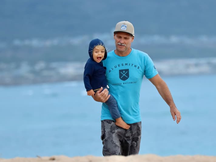 Später Papa: Michi Schweiger mit Sohn Romeo Harold. Der Bub wächst dreisprachig auf, Kindheit am Strand.