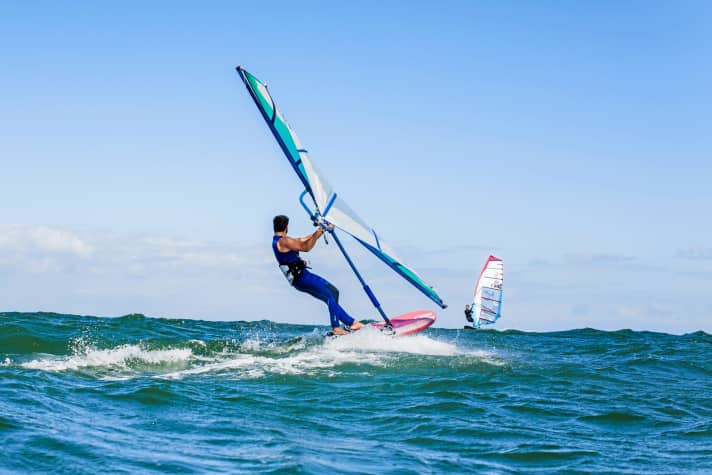   Vincent überlegt, die Wind Weapon ab nächster Saison im Worldcup einzusetzen. Damit kommt er zwar als Letzter an der Halsentonne an, kann aber mit waagerecht gestelltem Flügel alle Konkurrenten gleichzeitig wegsensen. 