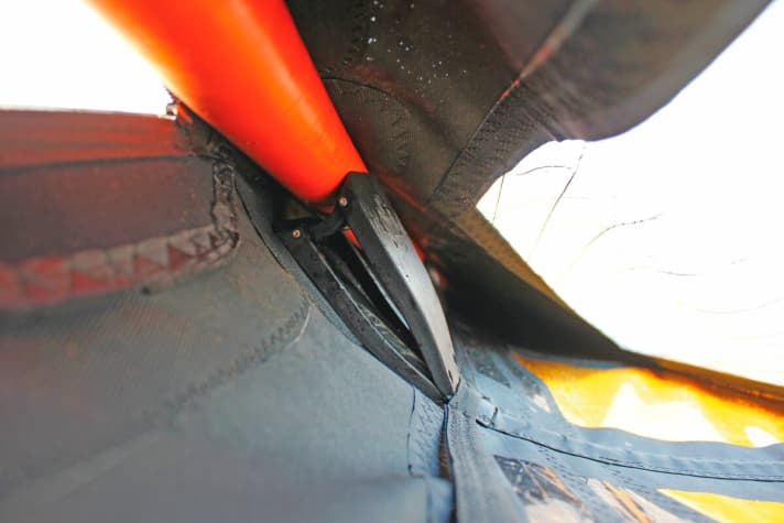   Innenansicht – der Camber stützt die Segellatte gegen den Mast (orange) ab 