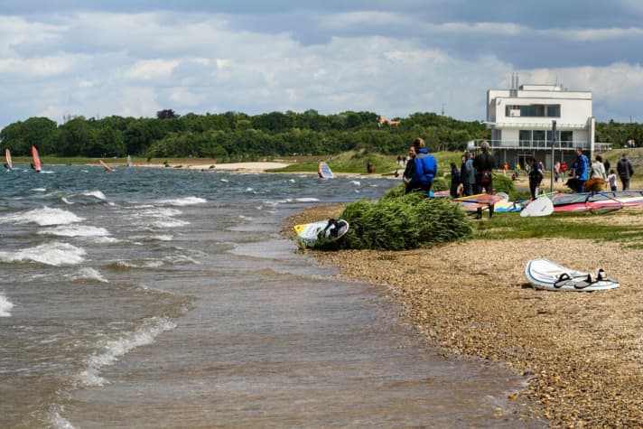 Am Cospudener See gibt’s, neben guten Surfbedingungen bei Südwest und Nordwest, auch die komplette Surf-Infrastruktur mit Parkplätzen, Shop und Verleihstation.
