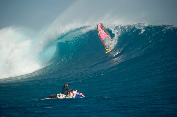   Während andere Menschen in seinem Alter über den Vorruhestand nachdenken, greift Robby Naish lieber noch einmal an. Mit 52 Jahren shreddet er gigantische Wellen auf Fidschi, als wäre er ein junger Hüpfer. Als er die Welle von Cloudbreak vor fast 30 Jahren erstmals surfte, war er das auch.    