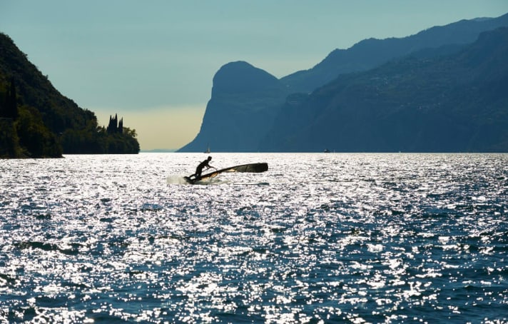   Das Wochenende am Lago zu verbringen ist für viele Surfer im Süden obligatorisch – auch wenn die Thermik oft weniger stark ausfällt als früher. 
