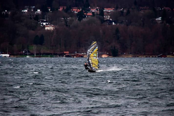   Tobi Ullrich organisiert seit Jahren den Speed-Kini und geht regelmäßig auf den bayerischen Seen auf die Jagd nach dem Topspeed 