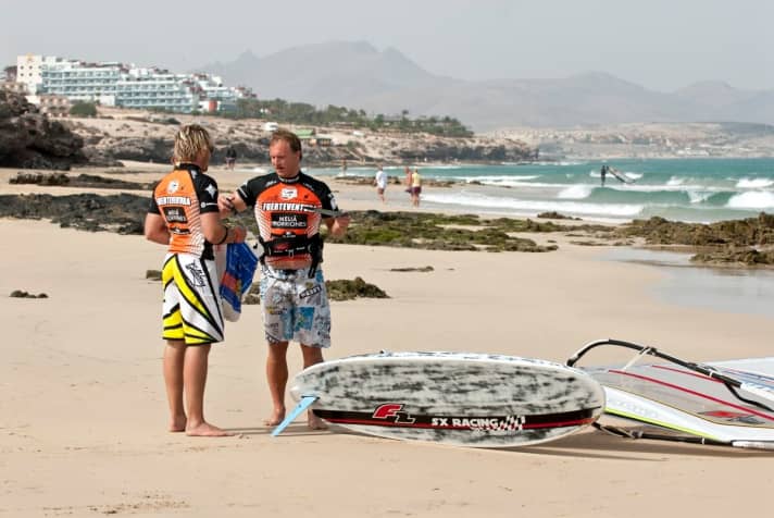   Die PWA legt jedes Jahr im Juli / August einen Tourstopp auf Fuerteventura (am René Egli Windsurfcenter in Sotavento) ein. Action an Land und auf dem Wasser ist dann garantiert. 