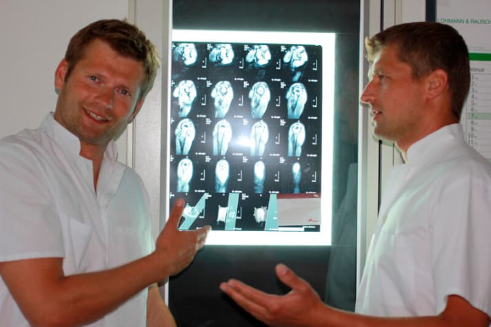   Dr. med. Windsurf – Fachsimpeln über Skoliose oder Pushloop – Lars (rechts) und Stefan Gobisch sind sowohl auf dem Wasser als auch in der Klinik Fachmänner. 