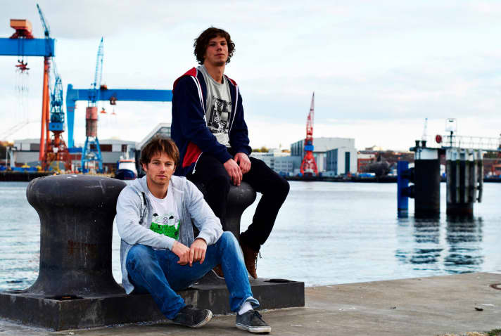   Henrik (links) und Leon sind in Kiel Zuhause und in der Welt unterwegs. 