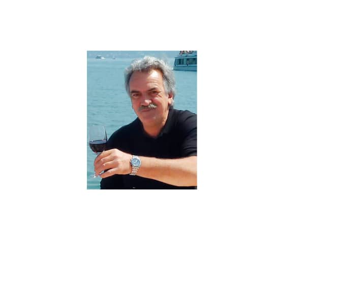   Geburtsdatum: 30.9.1953 Wohnort: In Lindau auf der Insel und immer öfter in der italienischen Provinz Piemont Beruf: Taussendassa und Hans Dampf in allen Gassen Surft seit: 1973, vorwiegend am Bodensee Homespot: Lindau, am Eichwaldbad Musik: Reggae Hobbys: Wein anbauen, in die Sahara fahren, Stühle und Liegen aus Fassdauben bauen Größter Erfolg: 2. Platz Windsurfer-WM 1976 Schwergewichtsklasse Website: www.hermanno.de 