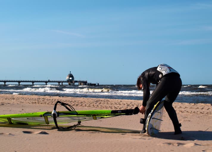 40 Kilometer Küstenlinie zur freien Ostsee mit feinem Sandstrand – was will man mehr. Vielleicht ein paar Mitstreiter in der Welle.