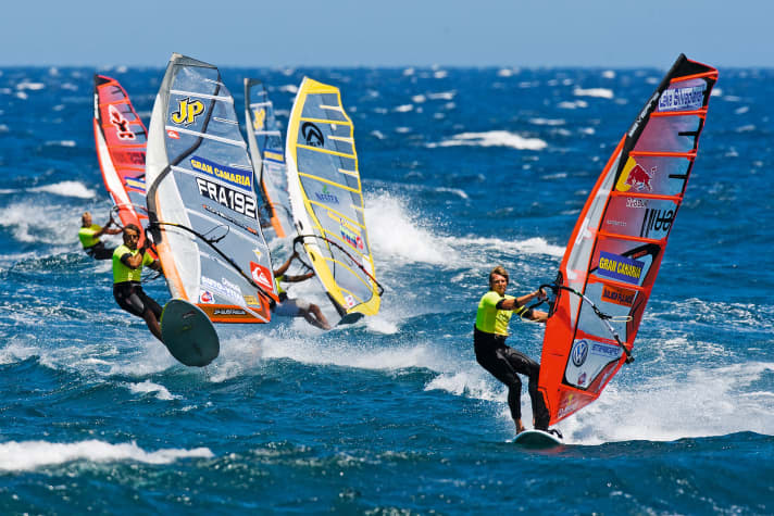   Das waren noch Zeiten: Björn mit seinem Dauerrivalen Antoine Albeau beim Starkwind-Slalom in Pozo.