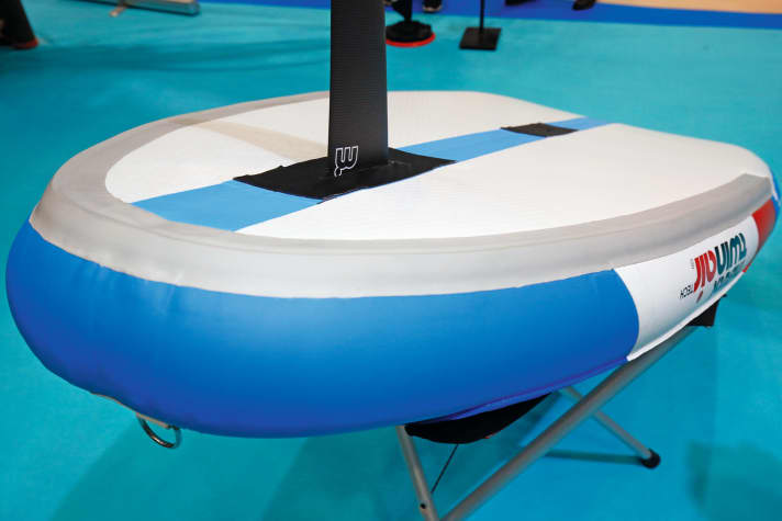   Das Twin Air kommt mit einer steifen Carbonfinne, die zwischen den beiden Luftkammern eingeklemmt wird und dadurch ähnlich fest wie bei einem Hardboard im Brett sitzt