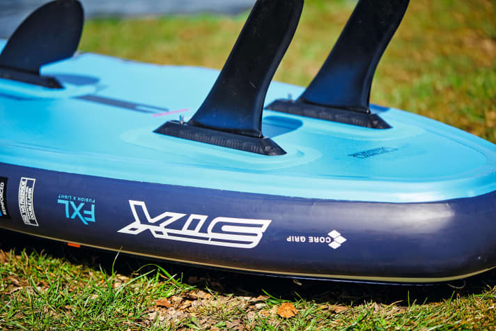   Eine aufgeklebte Gummikante soll den Wasserabriss verbessern und verhindern, dass sich das STX Windsurf 250 ansaugt