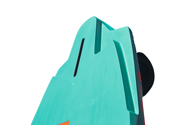   Die großen Cutouts im Heck erinnern an Slalom- oder Freerace-Shapes.
