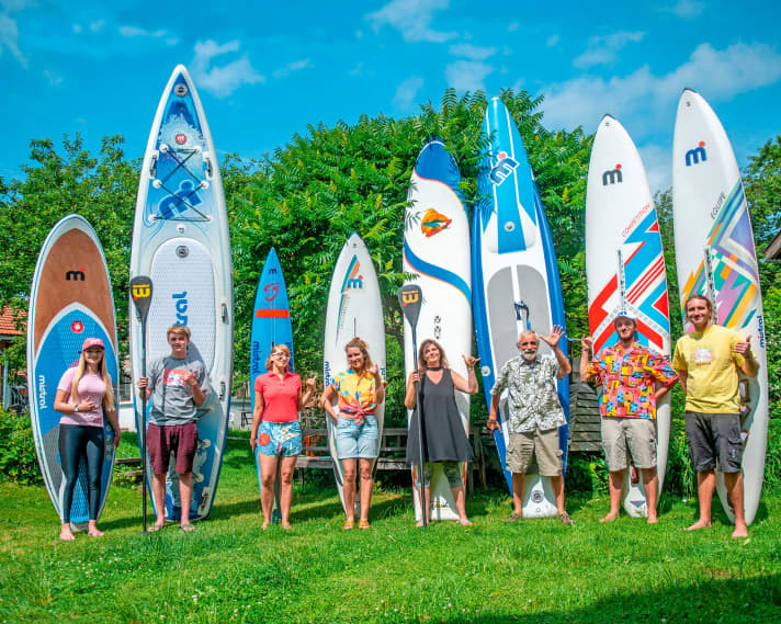 Ganz im Mistral-Look – Ernstfried Prade (3. von links) mit seiner Family und seinen Boardkreationen. Nach vielen Windsurfboards folgten zahlreiche SUP-Bretter.