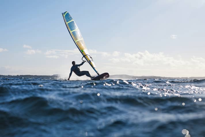   Die wenigsten Windsurfer kommen auf 50 Surftage im Jahr – gerade deshalb sollte man ein Trapez wählen, welches gut sitzt und viel Komfort bietet.
