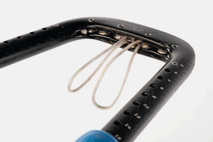   Bei der NeilPryde-Gabel verbleibt der Tampen permanent in der Gabel, ein Rollenblock im Segel ist natürlich ebenfalls erforderlich. <a href="https://www.neilpryde.com/" target="_blank" rel="noopener noreferrer nofollow">www.neilpryde.com</a>
