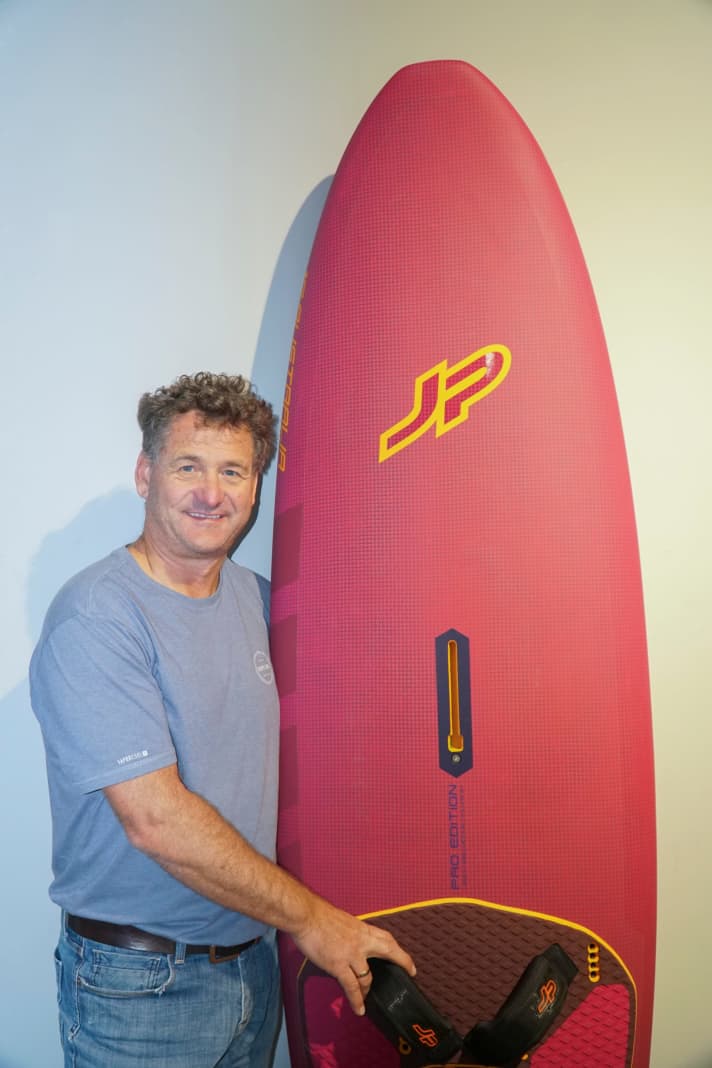   JP-Shaper Werner Gnigler mit dem neuen Freestyle Wave Shape – nach vier Jahren Entwicklung. 