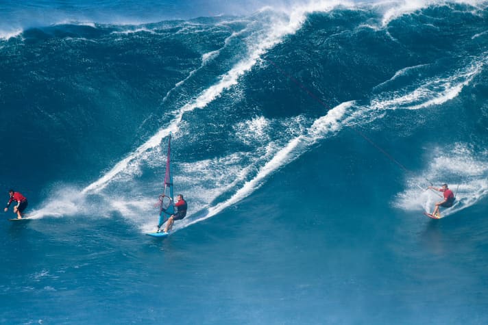 Nicht gerade die  Wunschvorstellung eines Windsurfers – Surfer, Windsurfer und Kitesurfer auf einer Welle, wie rechts zu sehen.