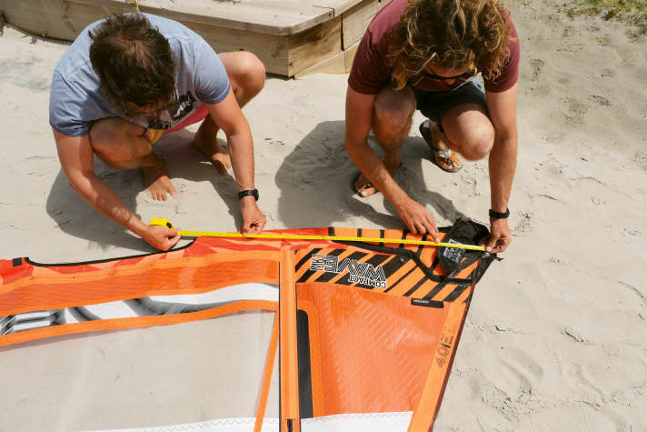 Eine wichtiger Wert bei Segeln: Die Höhe der Gabel-Aussparung, handgemessen von surf.