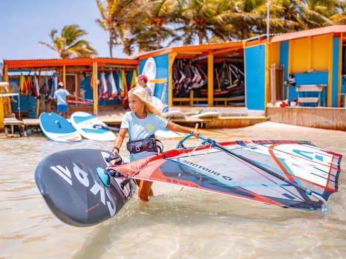 Kindern unbeschwert das Surfen beibringen? Dafür ist Sorobon auf Bonaire gewiss ideal.