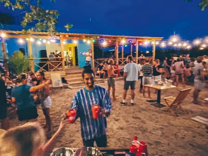 Vom einfachen Übersee-Container zum vollwertigen Wassersport-Zentrum, inklusive chilliger Abende: Windsurfing Curaçao, freitags ist Happy Hour.
