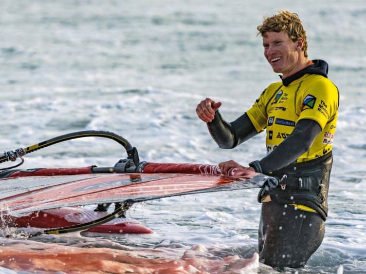 Anti-Frustmittel: Julian surft sich auf Tiree die Enttäuschung vom World Cup Sylt aus der Seele.