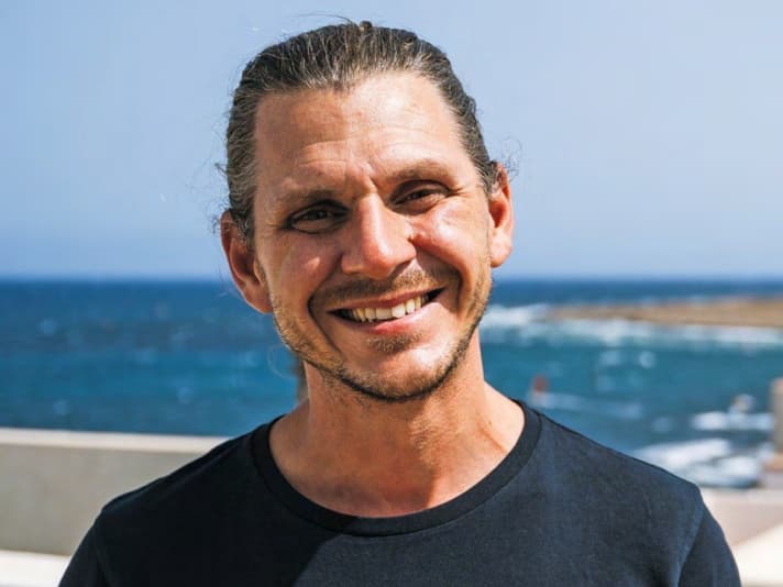 Sascha Lange, Fit-For-Surfing-Trainer, verrät, wie ihr nie mehr schmerzende Füße beim Windsurfen haben werdet.