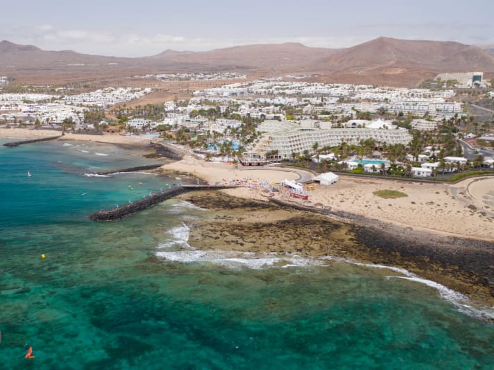 Das Eventgelände an der Costa Teguise auf Lanzarote - ein Spot, wie gemalt für Wingfoiler