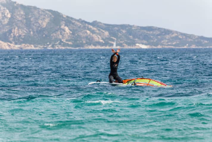 Das Seenotzeichen ist weltweit gültig und gilt für alle Wassersportler