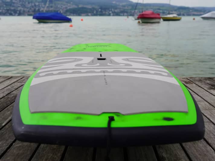 Auf dem Board ist ein großes Softdeck verklebt