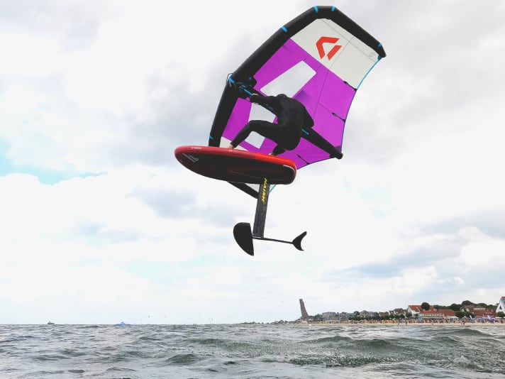 Auch abheben kann man mit aufblasbaren Wingboards wie dem Fanatic Sky Air Premium problemlos