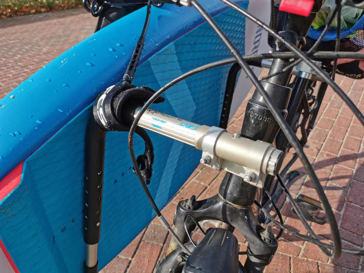Das Longboard Rack von Moved By Bikes sitzt seitlich am Fahrrad