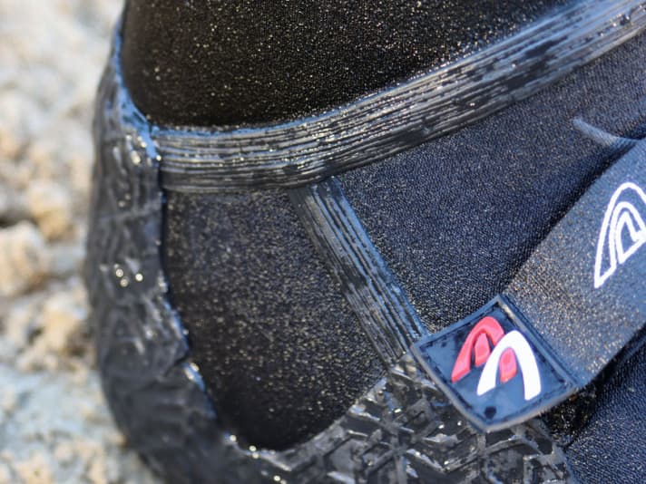 Die Nähte beim Ascan Star Thermo Surfschuh sind unter Spannung nicht ganz dicht
