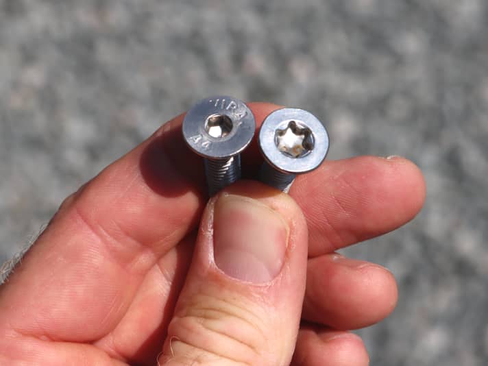 Checke immer auch die übrigen Schrauben. Sind diese leicht verbogen, tausche sie sofort aus. Torx-Schrauben (rechts) sind generell besser geeignet als solche mit Innensechskant, weil die Köpfe nicht so schnell ausleiern.