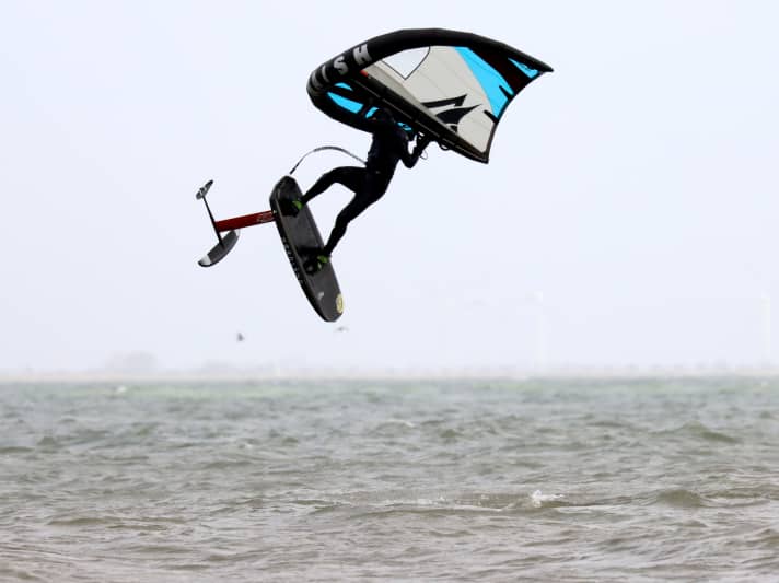 Aufgrund seiner kompakten Maße macht der Naish Wing-Surfer MK4 auf Rotationen gerne mit