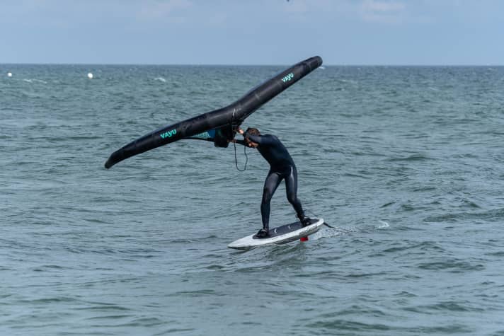 Boardnase Richtung Wellental, damit das Foil nicht das Wasser verlässt. Foto| bulgenslag.de