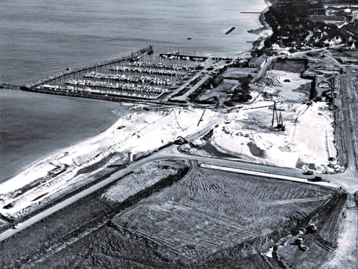 Das olympische Segelzentrum für 1972 entsteht an der Kieler Förde, 15 km nördlich der Innenstadt. Für das 300 m lange Bauwerk parallel zum Seeufer wurde am 13. Oktober 1969 der Grundstein gelegt