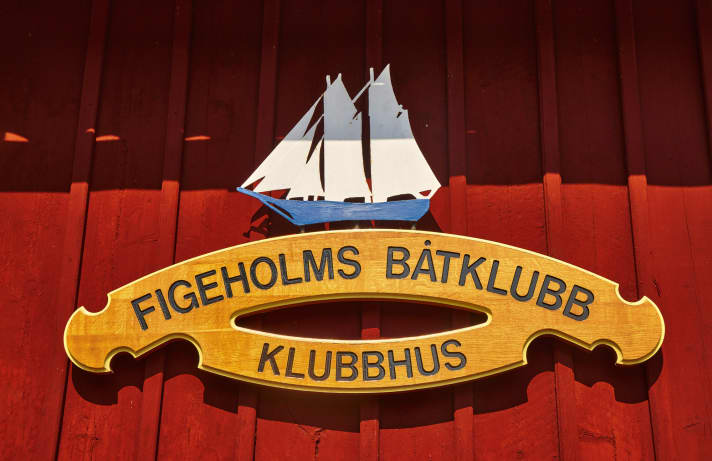 Liebevoll gestal­te­tes Hafenschild in Figeholm