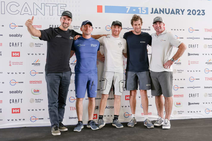 Dieses Bild der fünf Ocean-Race-Skipper war am 13. Januar in Alicante entstanden. Jetzt passt es wieder, denn dieselben fünf Skipper führen ihre Teams auch in die wichtigste Etappe drei der Weltumsegelung (v. l.): Boris Herrmann, Kevin Escoffier, Benjamin Dutreux, Paul Meilhat, Charlie Enright
