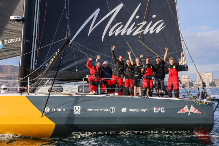 Hier jubeln Team Malizia mit Skipper Boris Herrmann (2. v. r.) und die Gäste Butch Dalrymple Smith (2. v. l.) sowie YACHT-Herausgeber Jochen Rieker (l.)