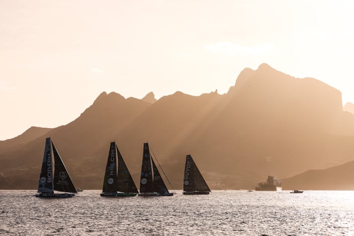 Die Ocean-Race-Flotte beim Start in die zweite Etappe. Sie führt die fünf Teams von den Kapverden nach Kapstadt